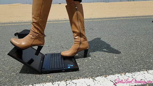 Anastasija 38 - Laptop under Boots